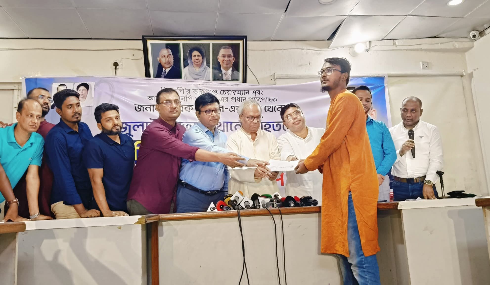 চব্বিশের গণঅভ্যুত্থানে আহত শিক্ষার্থীদের চিকিৎসা সহায়তা দিলেন তারেক রহমান