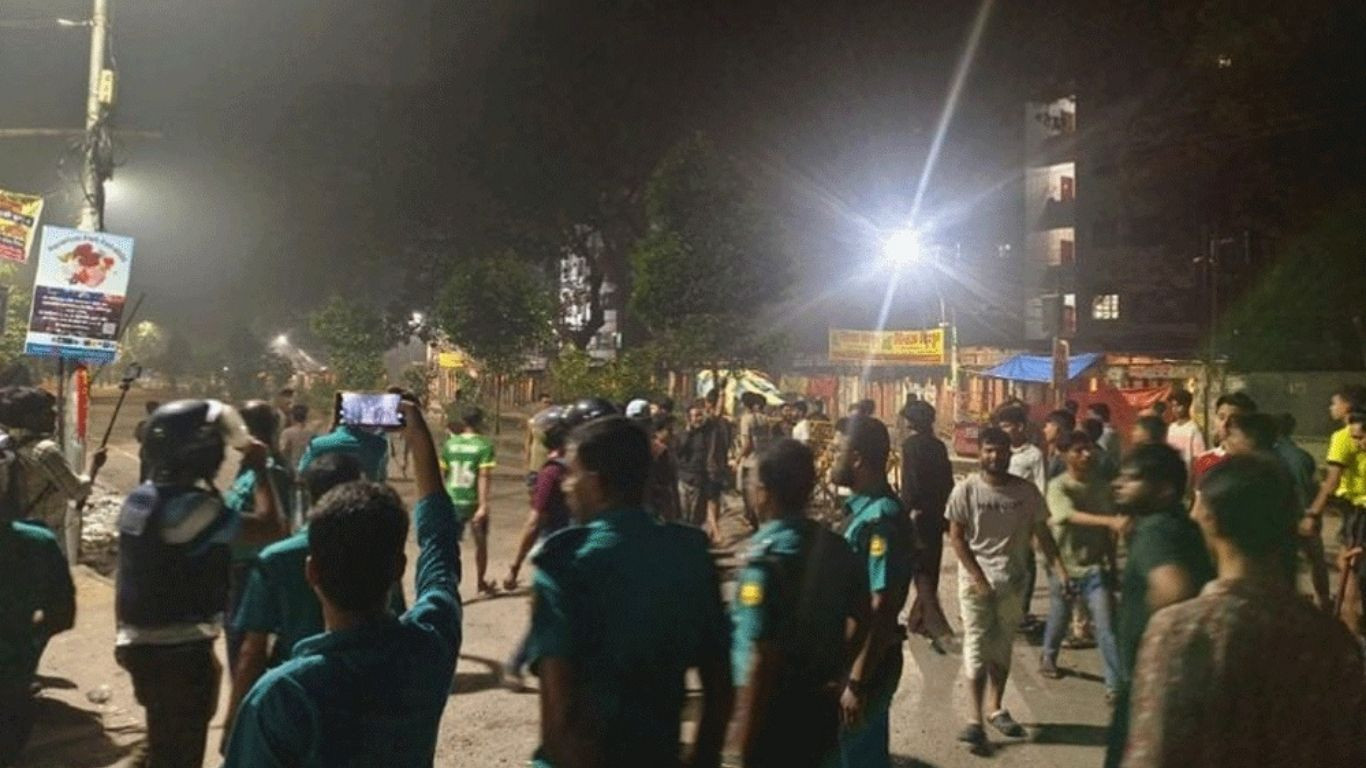Late-night clash between DU, Dhaka College students