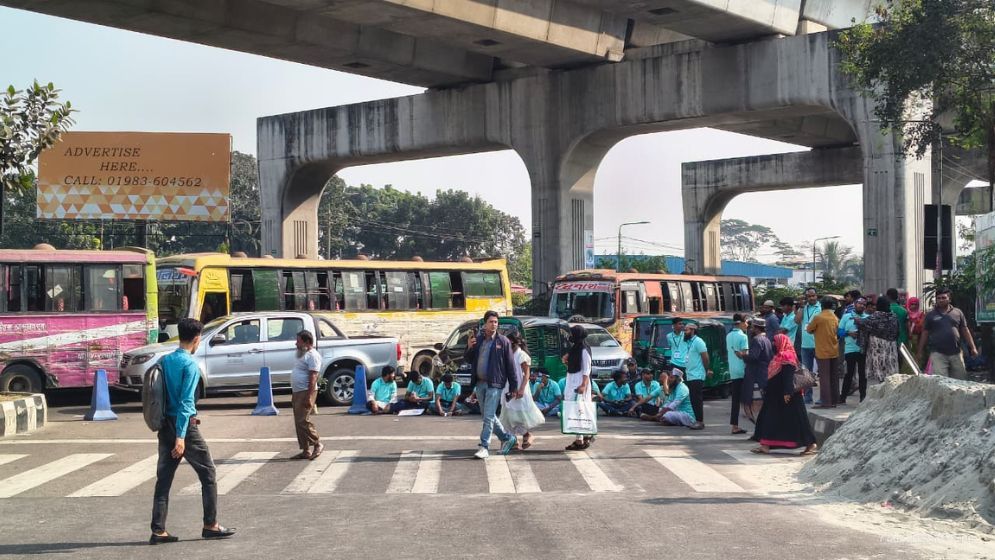 Mobile phone traders lay siege to BTRC