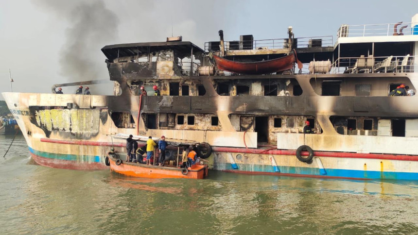 Man killed as St Martin&rsquo;s-bound vessel catches fire in Cox&rsquo;s Bazar