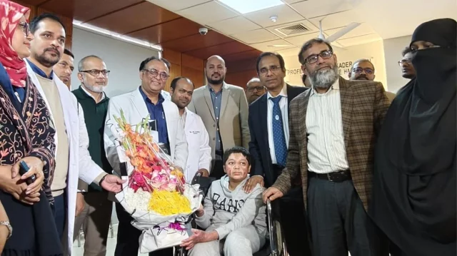 ৩৬ বার অপারেশন, ছয় মাস পর অবশেষে ঘরে ফিরলো আবিদ