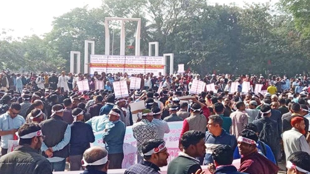 Govt employees rally demanding implementation of new pay scale gazette