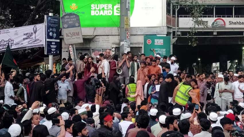 Inqilab Moncho blocks Shahbagh after police attacks