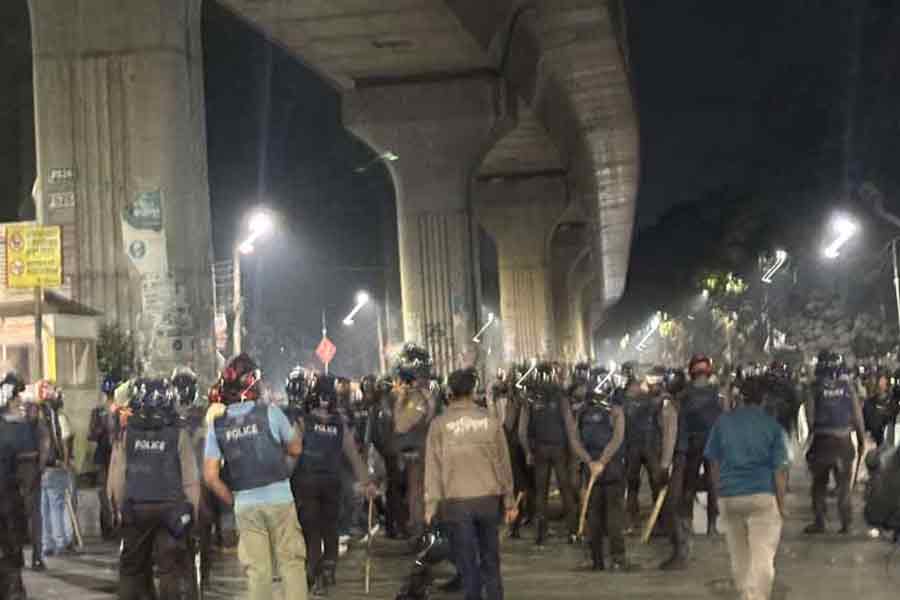 Police again baton-charge Inqilab Moncho activists during march to Jamuna, 75 injured