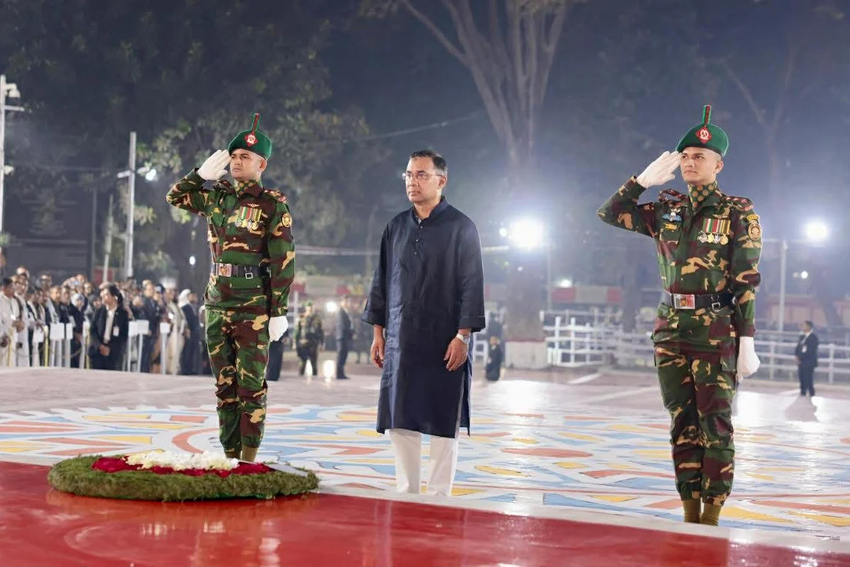 একুশের প্রথম প্রহরে শহীদ মিনারে প্রধানমন্ত্রীর শ্রদ্ধা
