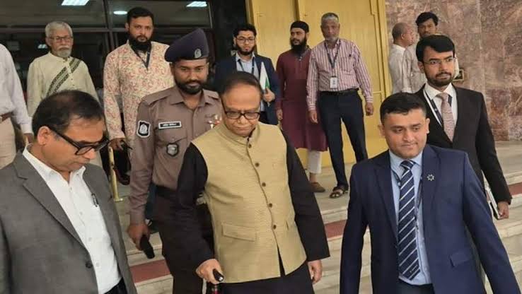 শেষ পর্যন্ত অপমানিত হয়েই বিদায় নিলেন গভর্নর