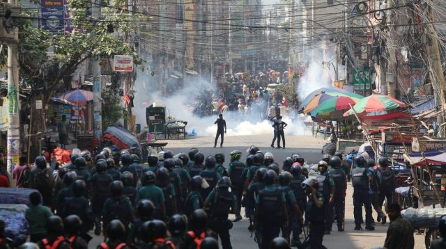 পুলিশের সঙ্গে পোশাকশ্রমিকদের সংঘর্ষ