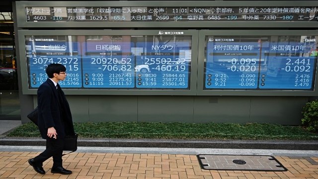 Asian markets hit by volatility as economy fears pervade