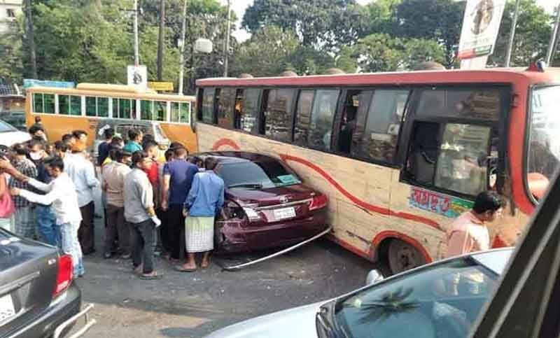 যুগ্ম সচিবের প্রাইভেট কারে বাসের ধাক্কা, চালক আহত 