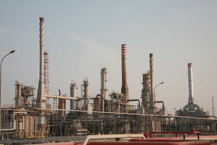 Slow work threatens second oil refinery