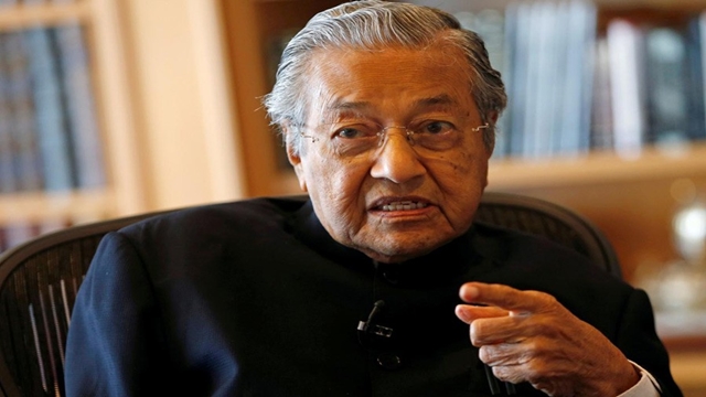 Malaysian rivals Mahathir, Anwar ally again amid turmoil