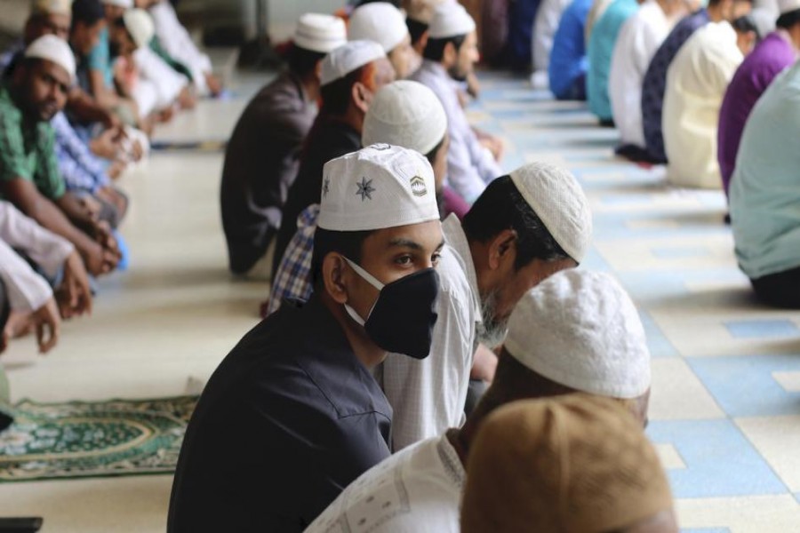 Huge numbers of devotees attend Tarabi prayers defying govt directives