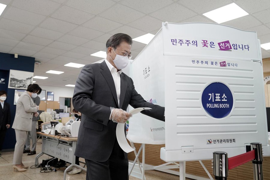 South Korean coronavirus patients vote as parliamentary election kicks off