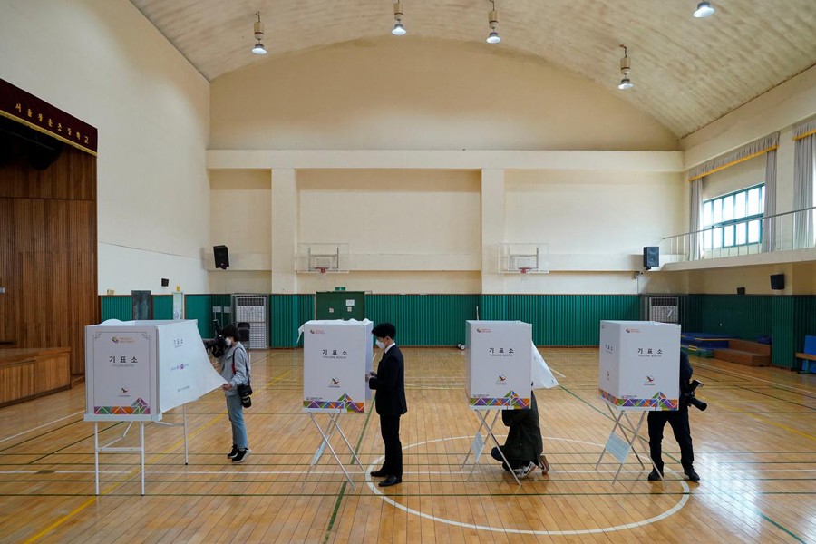 Wearing masks and gloves, South Koreans vote in national elections