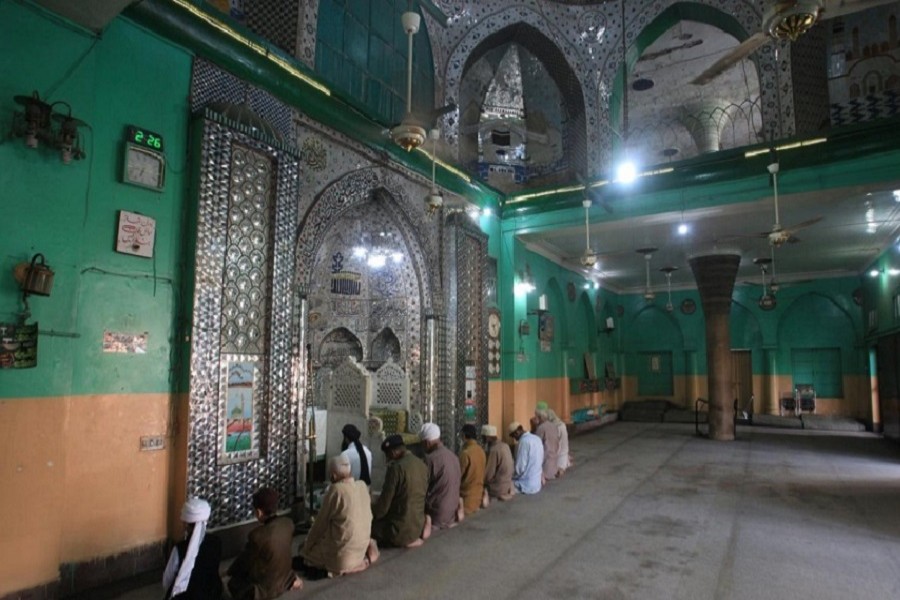 Pakistan lifts limit on mosque congregations as Muslim holy month approaches