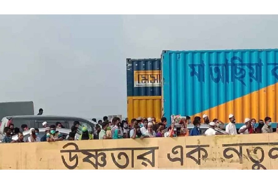 People pack ferries to return to Dhaka as govt eases shutdown ahead of Eid