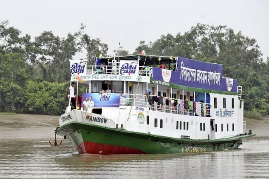 Floating hospital treats flood-ravaged community in BD