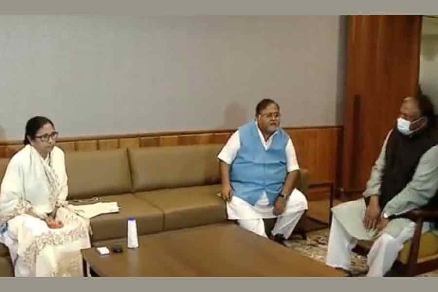 Commerce minister meets West Bengal’s chief minister