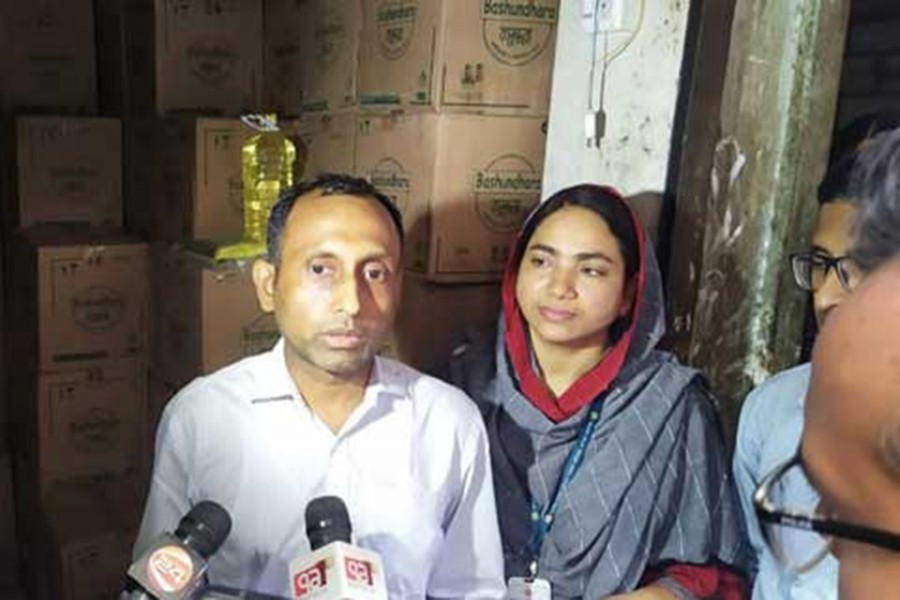 চট্টগ্রামের দোকানে ‘মজুদ করে রাখা’ ১৫ হাজার লিটার সয়াবিন তেল জব্দ