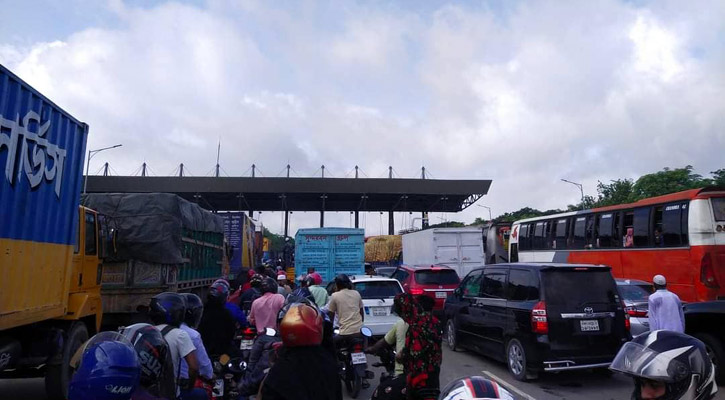 Long queues of vehicles at Mawa end as Padma Bridge opens