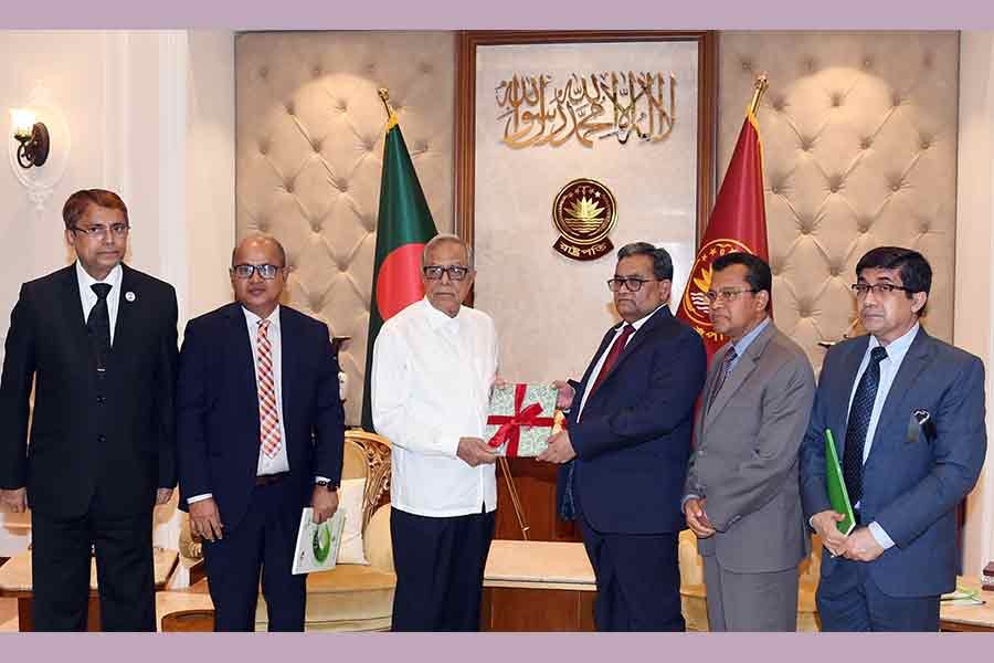 President urges judges to perform duties with more honesty