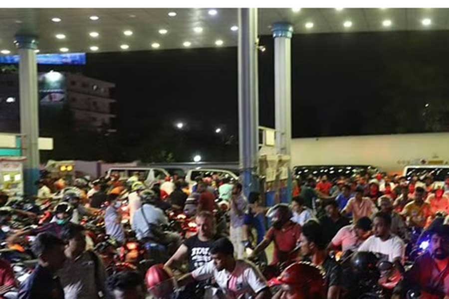 দাম বাড়ার পর মধ্যরাতে তেলের পাম্পে হাহাকার