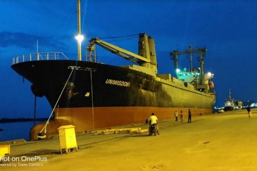 Huge raw materials for RNPP arrive at Mongla Port 