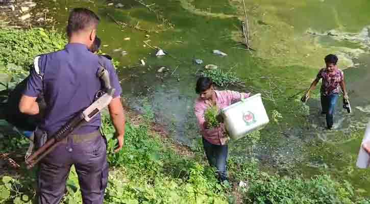ভোটের শেষ মুহূর্তে ব্যালট বক্স ছিনতাই, প্রসাশন বাক্স উদ্ধার করলো পুকুর থেকে