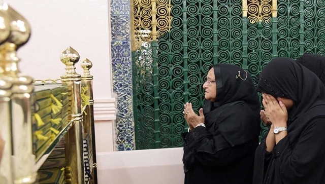 PM offers ziarat at Prophet (PBUH) at Masjid Al-Nabawi