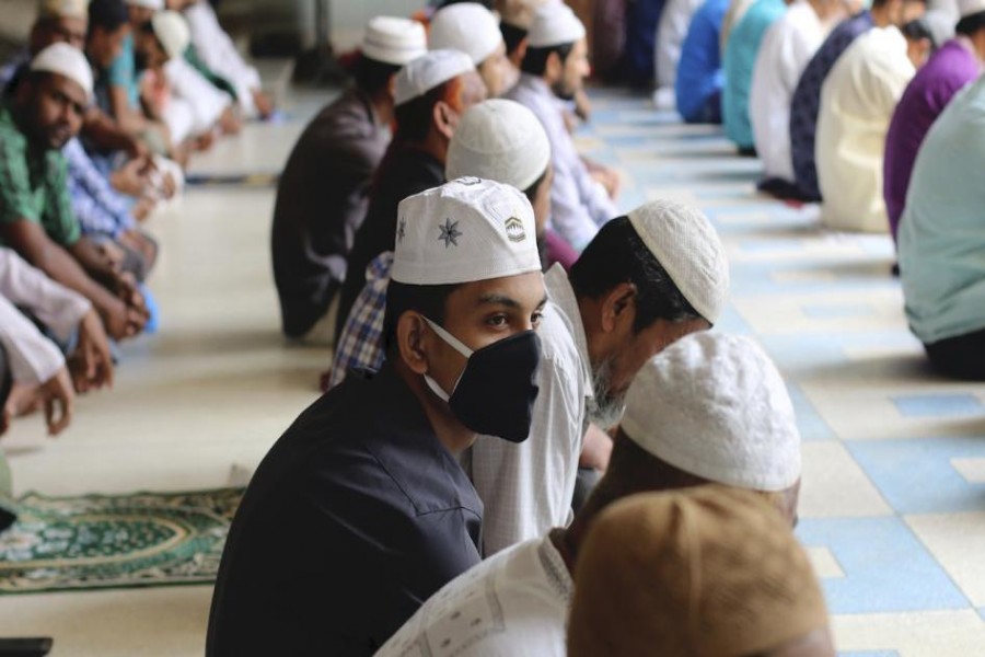 Govt curbs mosque congregation 