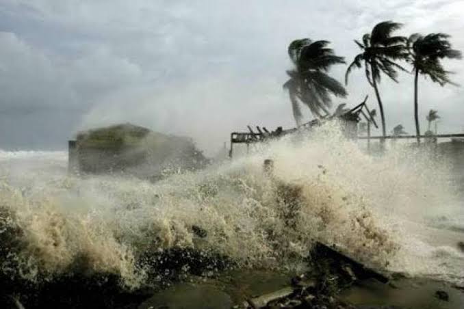 5 killed as cyclone Amphan hits Bangladesh coast