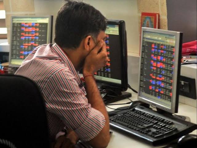 Stocks edge down amid low turnover