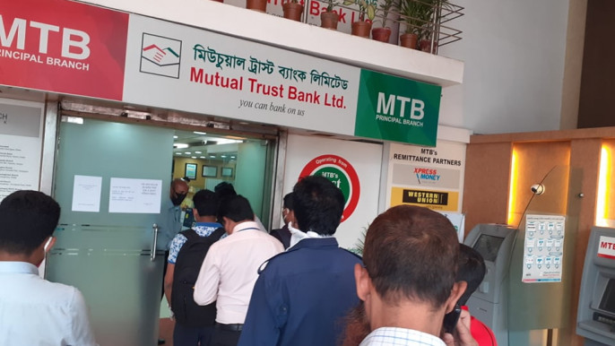 Mad rush for cash withdrawals ahead of 10-day holiday