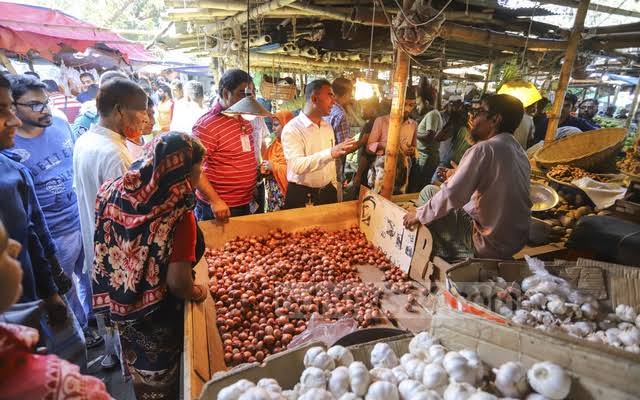 Onions prices slashed by half after mobile court shows up at Jatrabari market
