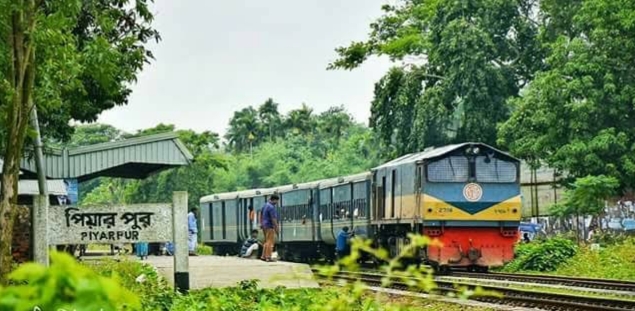 নির্ধারিত ভাড়ার অতিরিক্ত অর্থ আদায় করছেন পিয়ারপুর রেল ষ্টেশনের ম্যানেজার