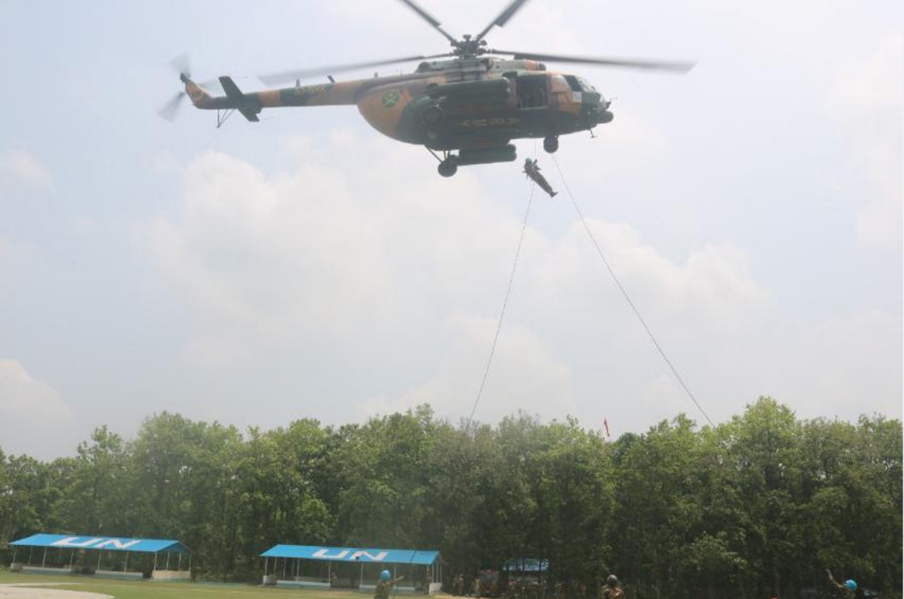 Female Army members rappelling