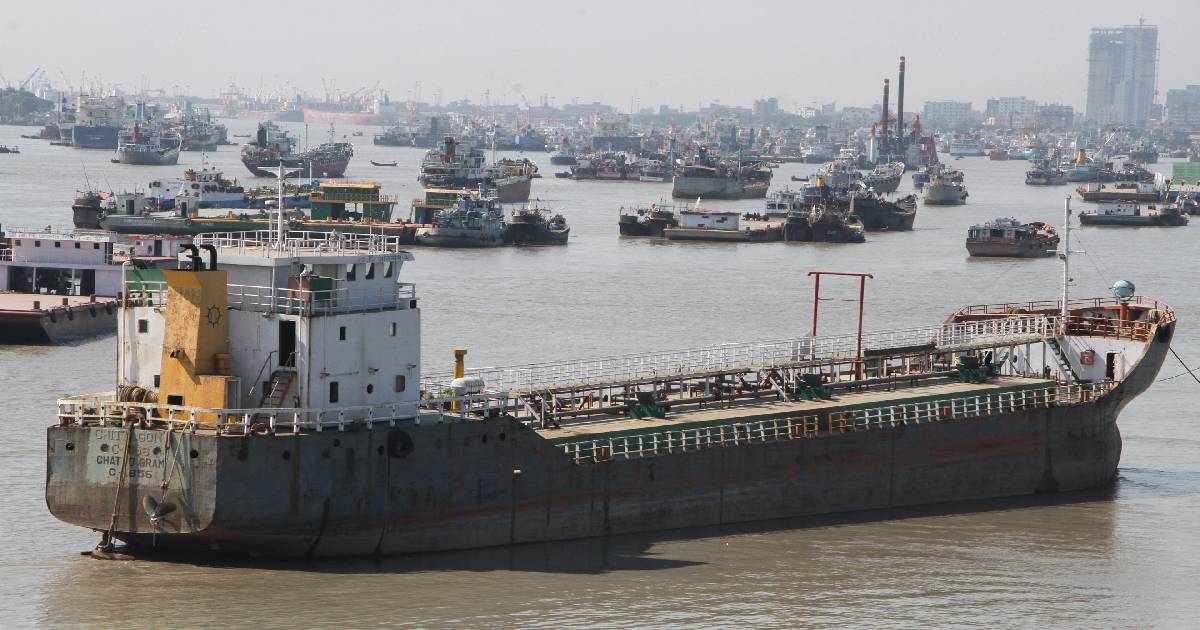 Lighterage vessel strike halts offloading at Ctg Port
