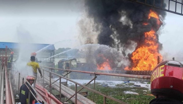 বুড়িগঙ্গায় তেলবাহী ট্রলারে বিস্ফোরণ, কেঁপে উঠল এলাকা