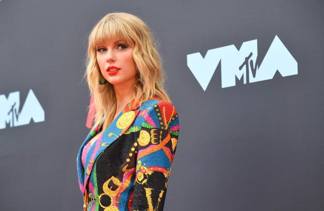 Ex-label says Taylor Swift can sing her old hits at awards show
