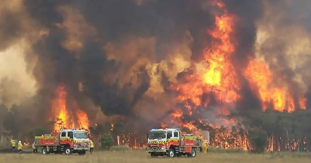 Raging wildfires trap 4,000 at Australian town's waterfront