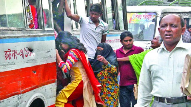  ঢাকায় বাড়ছে গণপরিবহন, বেড়েছে ট্র্যাফিকের ব্যস্ততা অবরোধে