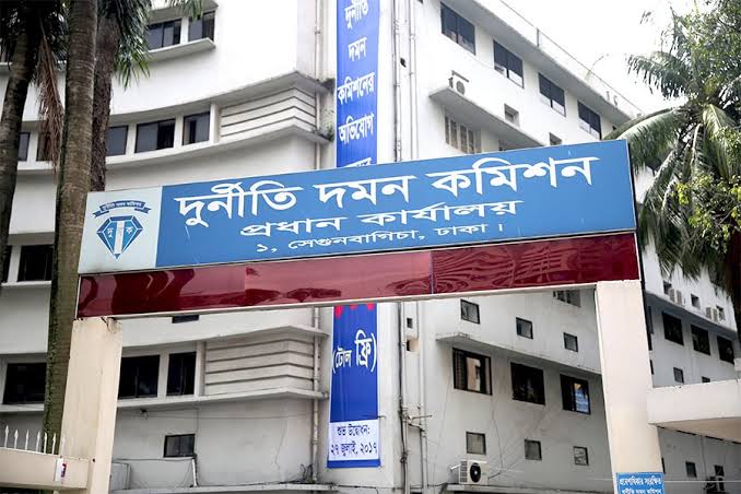 দুদক কর্মকর্তার বিরুদ্ধে এবার যৌতুকের মামলা