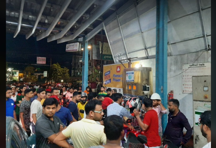 Heated exchange between vehicle drivers, filling station staffs over fuel price hike