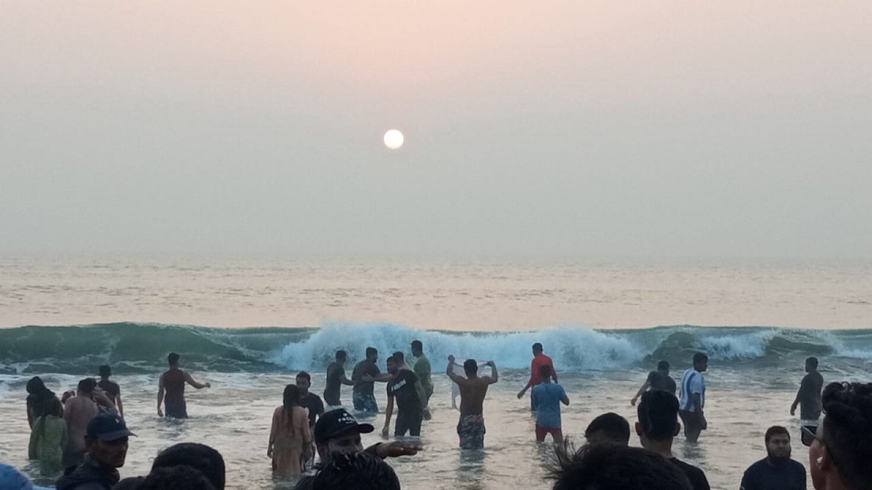 Cox's Bazar tourists witness majestic last sunset of 2022