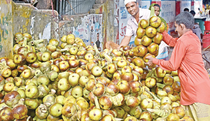 রাজবাড়ীতে রসে ভরা তালের শাঁস