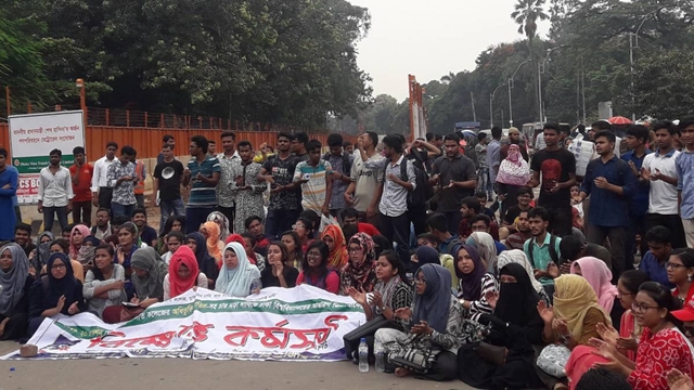 DU students block Shahabagh again