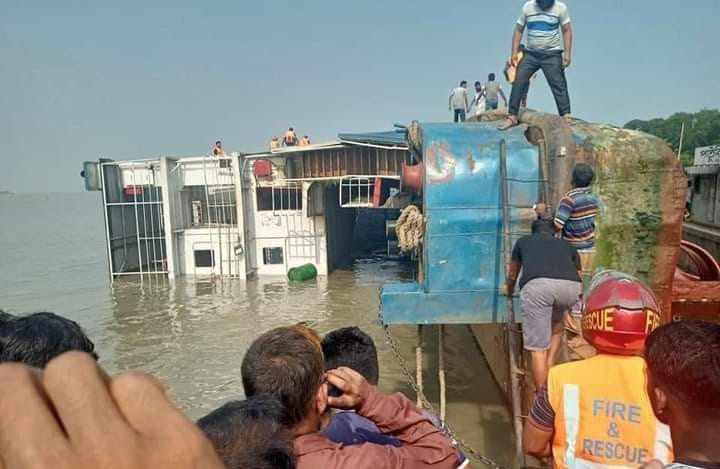 পাটুরিয়ায় ১৭টি ট্রাক নিয়ে ফেরী নদীতে 