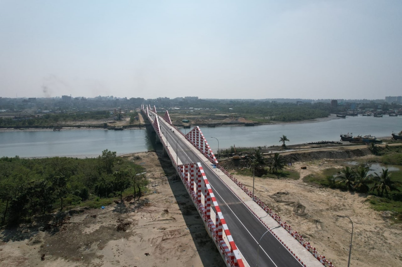 কক্সবাজারবাসীদের এক জীবনে অনেক জীবন