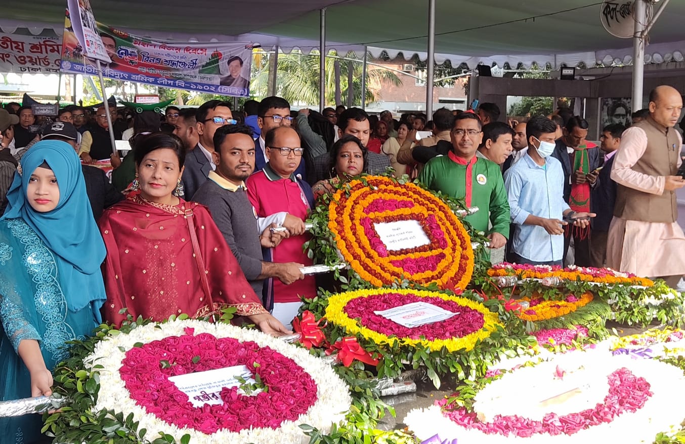 বিজয় দিবসে বঙ্গবন্ধুর প্রতিকৃতিতে স্বাধীনতা ব্যাংকার্স পরিষদের শ্রদ্ধা নিবেদন