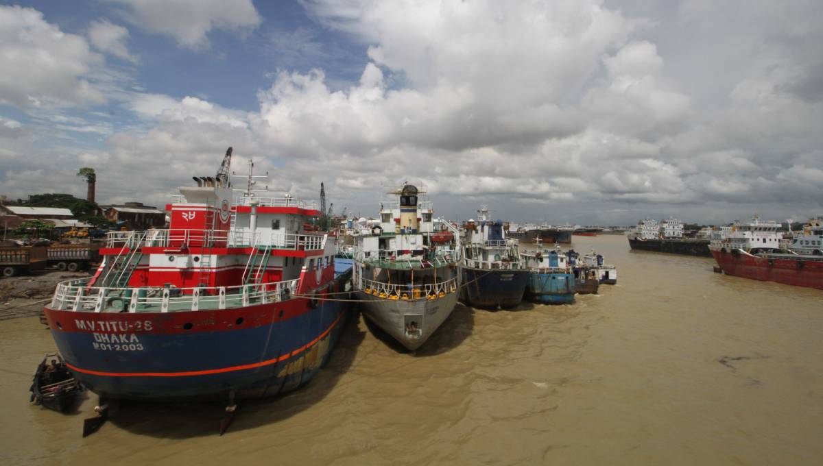 Water transport workers go on indefinite strike